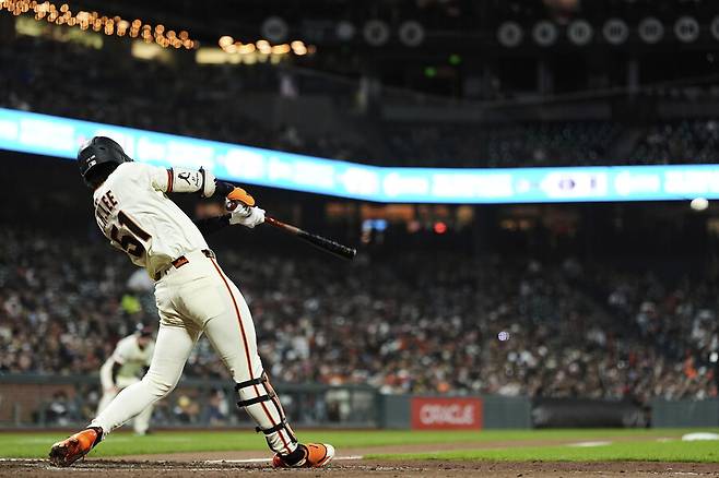 ▲ 이정후는 22일(한국시간) 미국 캘리포니아주 샌프란시스코 오라클파크에서 열린 2025 메이저리그 밀워키 브루어스와 경기에 3번 타자 중견수로 선발 출전해 4타수 1안타(3루타) 1타점을 기록했다. 이정후가 날린 타구는 중견수와 우익수 사이를 갈랐다. ⓒ연합뉴스/AP