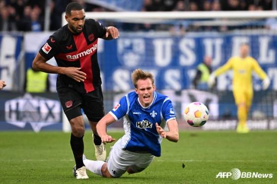 수비하는 조나단 타(왼쪽). /AFPBBNews=뉴스1