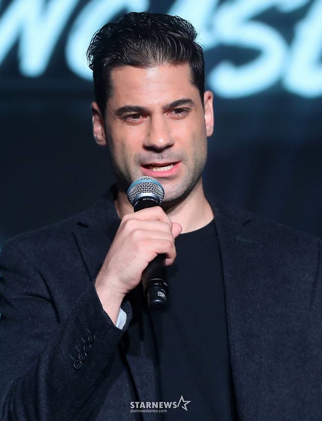 [서울=뉴시스] 김혜진 기자 = 폴 브라이언 톰슨 MZMC 대표가 22일 오후 서울 강남구 일지아트홀에서 열린 데뷔 싱글 'TEA' 발매 기념 쇼케이스에서 인사말을 하고 있다. 2025.04.22. jini@newsis.com /사진=김혜진