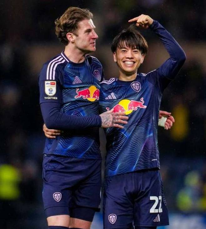 기뻐하는 다나카 아오(오른쪽). /사진=리즈 유나이티드 공식 SNS 갈무리