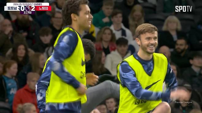 토트넘 홋스퍼와 노팅엄 포레스트의 경기 중. 부주장 제임스 매디슨(오른쪽)이 팀이 0-2로 밀리던 전반 도중 웃으며 몸을 풀고 있다. /사진=SPOTV 중계화면 갈무리