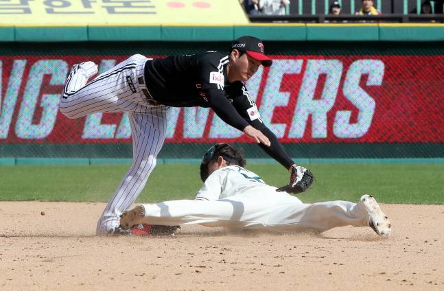 20일 LG전에서 도루를 시도하고 있는 이지영(오른쪽). /사진=SSG 랜더스 제공