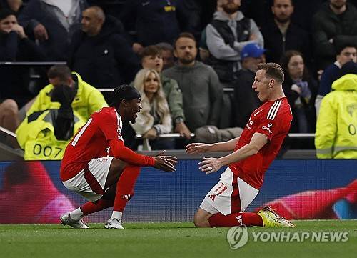 엔지 포스테코글루 감독이 이끄는 토트넘 홋스퍼가 22일(한국시간) 영국 런던에 있는 토트넘 홋스퍼 스타디움에서 열린 노팅엄 포레스트와의 2024-2025시즌 프리미어리그 33라운드 홈 경기에서 1-2로 패했다.&nbsp;연합뉴스