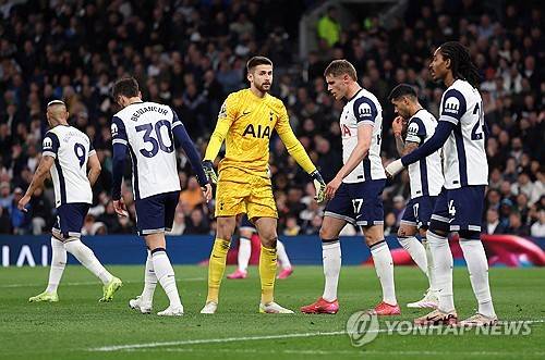 엔지 포스테코글루 감독이 이끄는 토트넘 홋스퍼가 22일(한국시간) 영국 런던에 있는 토트넘 홋스퍼 스타디움에서 열린 노팅엄 포레스트와의 2024-2025시즌 프리미어리그 33라운드 홈 경기에서 1-2로 패했다.&nbsp;연합뉴스