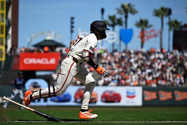 샌프란시스코 자이언츠 외야수 이정후가 22일 샌프란시스코의 오라클파크에서 열린 2025 미국프로야구 메이저리그 밀워키 브루어스와의 홈경기에 3번타자 겸 중견수로 선발 출전해 4타수 1안타 1타점을 기록했다. 시즌 타율은 0.333에서 0.329로 소폭 하락했다. AFP 연합뉴스