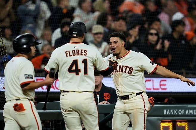 샌프란시스코 자이언츠가 22일 샌프란시스코의 오라클파크에서 열린 2025 미국프로야구 메이저리그 밀워키 브루어스와의 홈경기에서 4:2로 승리했다. 2:2로 팽팽하게 맞선 6회말 2사에서 샌프란시스코 플로레스가 홈런을 친 뒤 아다메스의 축하를 받고 있다. AP 연합뉴스