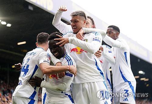 마크 로빈스 감독이 이끄는 스토크 시티가 22일(한국시간) 영국 리즈에 있는 앨런드 로드에서 열린 리즈 유나이티드와의 2024-2025시즌 챔피언십 44라운드 원정 경기에서 무려 0-6 대패를 당했다.&nbsp;  배준호가 선발 출장해 활약했지만, 팀 수비진이 무너지면서 별다른 활약을 하지 못했다. 스토크는 2연승 행진이 좌절됐다. 승점 50(12승14무18패)에 머무른 스토크는 강긍권 순위인 22위 루턴타운(승점46)과 승점 차가 단 4점에 불과하다.&nbsp;연합뉴스