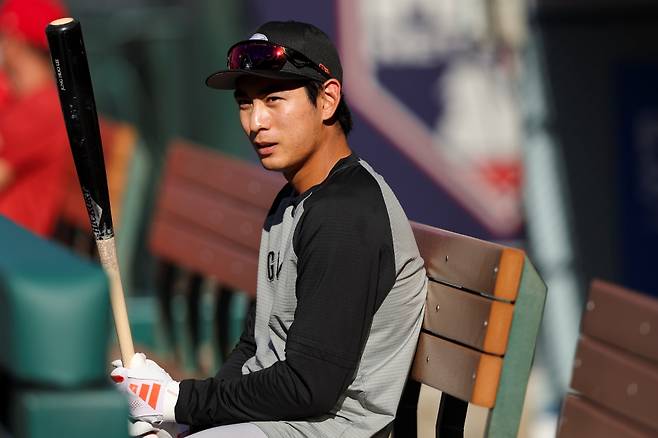 경기 중반까지 침묵하던 이정후(샌프란시스코 자이언츠)가 네 타석 만에 안타를 때려내면서 아쉬움을 만회했다. 이정후는 22일 미국 캘리포니아주 샌프란시스코의 오라클파크에서 열린 2025 미국프로야구 메이저리그(MLB) 밀워키 브루어스와의 홈경기에 3번타자 겸 중견수로 선발 출전했다. 4타수 1안타 1타점으로 팀의 5-2 승리에 기여했다. 이정후의 시즌 타율은 0.333에서 0.329(85타수 28안타)로 소폭 하락했다. 연합뉴스