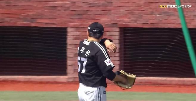 LG 투수 김주온은 지난 20일 인천 SSG랜더스필드에서 열린 '2025 신한 SOL Bank KBO 리그' SSG와 주말 3연전 마지막 경기에서 선발 등판했다. 제구가 흔들리며 아웃카운트 하나를 잡는 동안 4사구 4개를 내주며 무너졌다. MBC Sports+ 중계 캡처