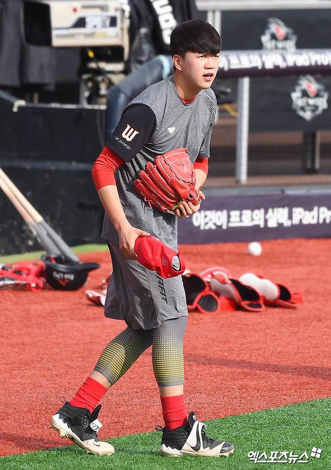 LG 투수 김주온은 지난 20일 인천 SSG랜더스필드에서 열린 '2025 신한 SOL Bank KBO 리그' SSG와 주말 3연전 마지막 경기에서 선발 등판했다. 제구가 흔들리며 아웃카운트 하나를 잡는 동안 4사구 4개를 내주며 무너졌다. 사진은 SK 시절 김주온. 엑스포츠뉴스 DB