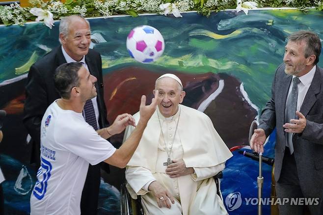 2022년 청소년 교육 단체 출범식에서 축구공 묘기를 바라보는 교황 [AP 연합뉴스 자료사진]