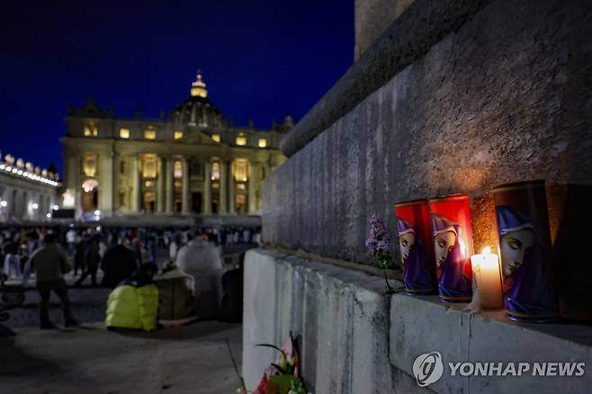 21일(현지시간) 저녁 바티칸 성베드로 광장에서 열린 묵주기도 [EPA 연합뉴스]