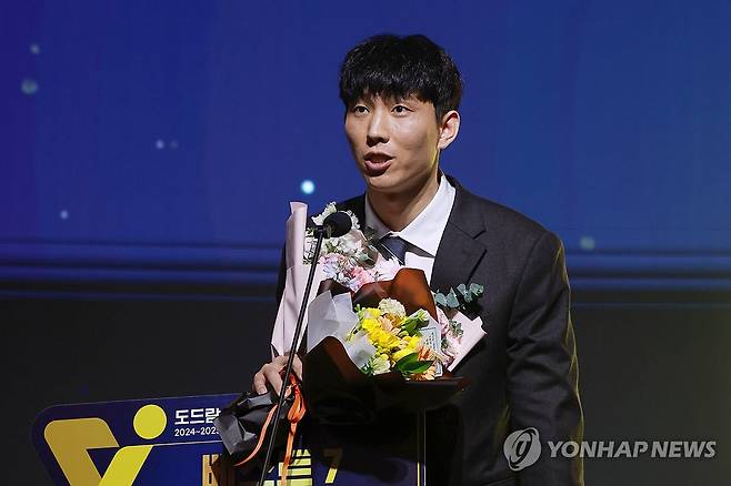 V리그 시상식 때 남자부 베스트 7 세터로 선정된 황택의 [연합뉴스 자료 사진]