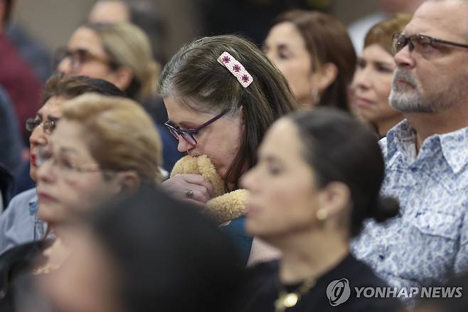 21일(현지시간) 총격범 패트릭 크루시어스 재판에서 침통한 표정의 방청객 [AP=연합뉴스. 재판매 및 DB 금지]