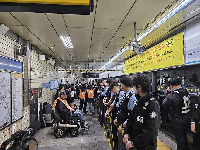 서울교통공사, 혜화역 시위 전장연 강제퇴거…물리적 충돌 [촬영 김현수]