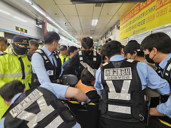 서울교통공사, 혜화역 시위 전장연 강제퇴거…물리적 충돌 [촬영 김현수]