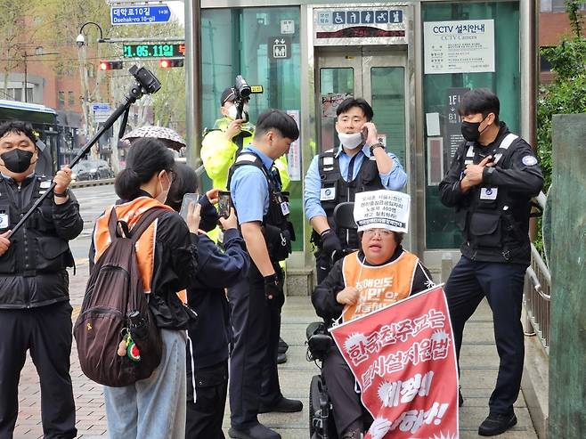 서울교통공사, 혜화역 시위 전장연 강제퇴거…물리적 충돌 [촬영 김현수]