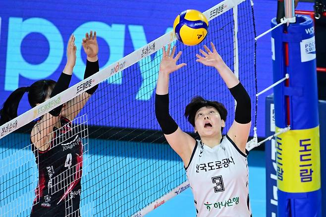 토스하는 도로공사의 세터 김다은(오른쪽) [한국배구연맹 제공. 재판매 및 DB 금지]