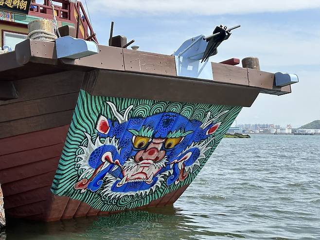 조선통신사선      (목포=연합뉴스) 김예나 기자 = 지난 21일 전남 목포 국립해양유산연구소에서 본 조선통신사선 모습. 과거 조선과 일본으로 오간 조선통신사들이 탄 배를 재현한 이 선박은 이달 28일 부산에서 출항해 한일 국교 정상화 60주년을 맞는 올해 처음으로 일본 오사카까지 항해한다. 2025.4.22
    yes@yna.co.kr