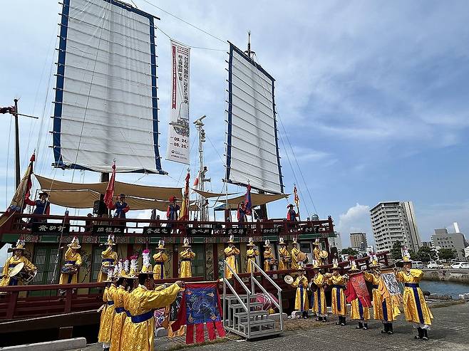 조선통신사선 입항 세리머니 [연합뉴스 자료사진. 재판매 및 DB 금지]