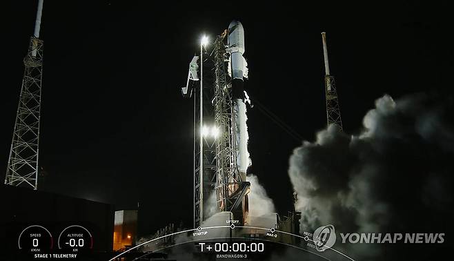 군 정찰위성 4호기 탑재 우주발사체 '팰컨9' 미국서 발사 (서울=연합뉴스) 우리 군의 정찰위성 4호기를 탑재한 미국 우주기업 스페이스Ⅹ의 발사체 '팰컨9'이 한국시간 22일 오전 9시 48분(현지시간 21일 오후 8시 48분) 미국 플로리다주 케이프커내버럴 우주군 기지에서 발사되고 있다. 2025.4.22 [SpaceX 제공 영상 캡처. 재판매 및 DB 금지] photo@yna.co.kr