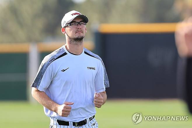 LG가 스프링캠프에 초청한 호주 투수 코엔 윈 (스코츠데일[미국 애리조나주]=연합뉴스) 신현우 기자 = 호주프로야구(ABL) 시드니 블루삭스 우완 투수 코엔 윈이 13일(현지시간) 미국 애리조나주 스코츠데일 인디언 스쿨 공원 야구장에서 열린 LG 트윈스 1차 스프링캠프에 초청 선수로 참가해 훈련하고 있다. 2025.2.14 nowwego@yna.co.kr