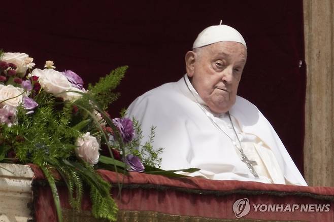 부활절 미사 참석한 프란치스코 교황 (바티칸 AP=연합뉴스) 20일(현지시간) 성베드로 광장 앞에서 열린 부활절 미사에 참석한 프란치스코 교황. 2025.04.22.
