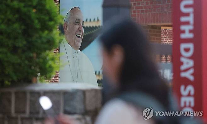 프란치스코 교황 선종 (서울=연합뉴스) 김인철 기자 = 2013년부터 12년간 전 세계 14억 가톨릭 신자를 이끌어온 프란치스코 교황이 88세로 선종한 21일 서울 중구 명동대성당 내 영성센터 건물 외벽에 프란치스코 교황의 사진이 걸려있다. 2025.4.21 yatoya@yna.co.kr