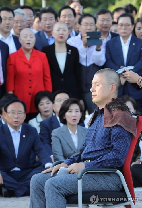 삭발로 대머리 의문 털어낸 황교안      (서울=연합뉴스) 자유한국당 황교안 대표가 16일 청와대 앞 분수대 광장에서 '조국 법무부 장관 파면 촉구' 삭발식을 하고 있다. 2019.9.16