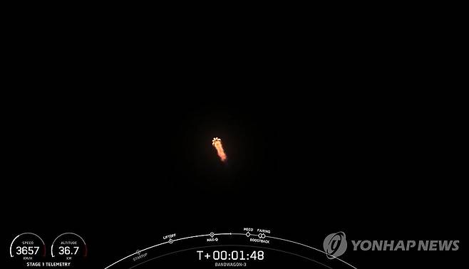 군 정찰위성 4호기 탑재 우주발사체 '팰컨9' 미국서 발사 (서울=연합뉴스) 우리 군의 정찰위성 4호기를 탑재한 미국 우주기업 스페이스Ⅹ의 발사체 '팰컨9'이 한국시간 22일 오전 9시 48분(현지시간 21일 오후 8시 48분) 미국 플로리다주 케이프커내버럴 우주군 기지에서 발사됐다. 사진은 우주로 향하는 발사체. 2025.4.22 [SpaceX 제공 영상 캡처. 재판매 및 DB 금지] photo@yna.co.kr