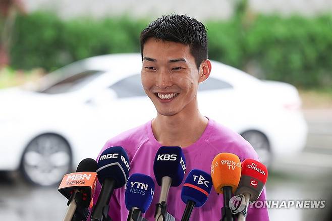 우상혁 '스마일' (구미=연합뉴스) 윤관식 기자 = 우상혁(28·용인시청)이 22일 경북 구미시민운동장에서 열린 2025 구미 아시아육상경기선수권대회 최종 선발전에서 2m30 1차시기 점프에 성공 후 취재진과 인터뷰하며 미소 짓고 있다. 2025.4.22 psik@yna.co.kr