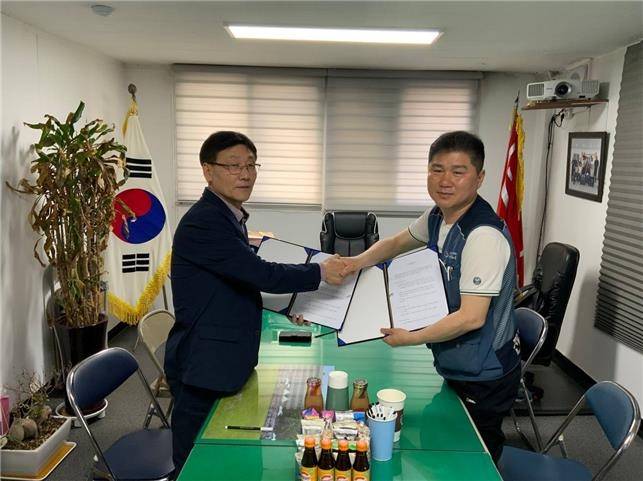 택배노조, CJ대한통운 이어 롯데택배 대리점협의회와 기본협약 김광석 택배노조 위원장(우)과 서성길 롯데택배전국대리점연합회(좌) 회장 [택배노조 제공. 재판매 및 DB금지]