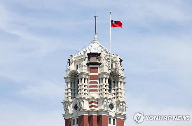대만 총통부, 프란치스코 교황 애도 위해 조기 게양 (타이페이 AFP=연합뉴스) 22일(현지시간) 대만 타이페이에 있는 대만 총통부에 전날 선종한 프란치스코 교황을 애도하는 조기가 걸린 모습. 총통부는 이틀간 조기를 게양할 방침이라고 밝혔다. 바티칸은 유럽에서 유일하게 대만과 수교한 국가다. 2025.4.22