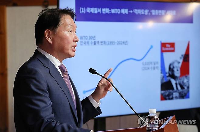 기조연설 하는 최태원 대한상의 회장 (서울=연합뉴스) 김주성 기자 = 최태원 대한상의 회장이 22일 서울 여의도 국회 사랑재에서 열린 국회 싱크탱크 미래산업포럼 발족식에서 '최근 한국경제의 도전과제와 대응방향'을 주제로 기조연설 하고 있다. 2025.4.22 [공동취재] utzza@yna.co.kr