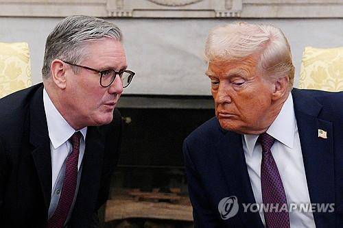 지난 2월 백악관에서 만난 키어 스타머 영국 총리(왼쪽)와 도널드 트럼프 미국 대통 [로이터=연합뉴스 자료사진]