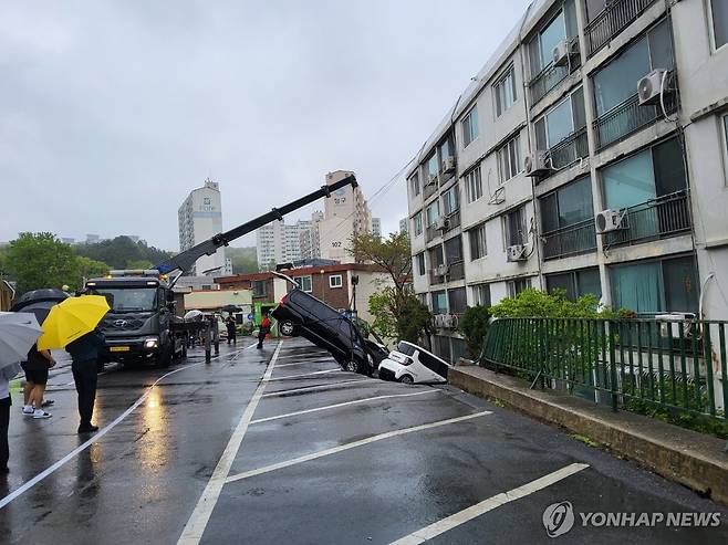 남양주 아파트 옹벽 붕괴 (남양주=연합뉴스) 22일 오후 1시 10분께 경기 남양주시 화도읍의 한 아파트 지상 주차장의 옹벽이 무너져 내렸다. 이 사고로 주차된 차량 6대가 옹벽과 함께 아래로 빠져 파손됐다. 2025.4.22 [경기도북부소방재난본부 제공. 재판매 및 DB 금지] wildboar@yna.co.kr