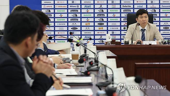 발언하는 유승민 대한체육회장 (서울=연합뉴스) 이진욱 기자 = 22일 서울 송파구 올림픽회관에서 열린 제2차 대한체육회 이사회에서 유승민 대한체육회장이 발언하고 있다. 2025.4.22 cityboy@yna.co.kr