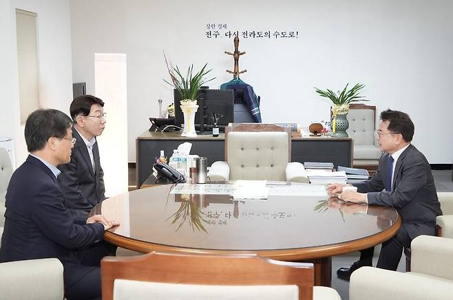 우범기 전주시장 만나 협의하는 육동한 춘천시장(오른쪽) [촬영 이상학]