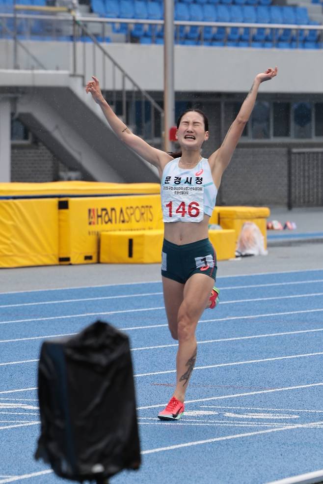 조하림, 여자 3,000ｍ 장애물 한국 신기록 (서울=연합뉴스) 조하림이 22일 경북 구미시민운동장에서 열린 2025 구미아시아육상경기선수권 최종선발대회 여자 3,000ｍ 장애물 결선에서 9분59초05의 한국 신기록을 세우며 결승선을 통과하고 있다. [대한육상연맹 제공. 재판매 및 DB금지]