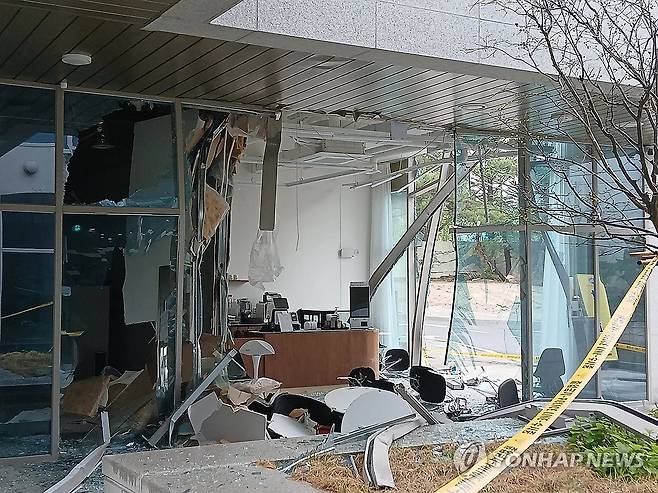 버스가 덮친 대전 카페 (대전=연합뉴스) 22일 오전 대전 대덕구의 한 도로에서 시동이 켜진 채 주차돼 있던 버스가 갑자기 움직이며 인근 카페를 덮쳐 경찰이 사고 경위를 조사하고 있다. 사진은 사고로 부서진 카페의 모습. 2025.4.22 [독자 제공. 재판매 및 DB 금지] coolee@yna.co.kr