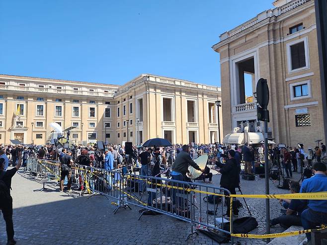 바티칸에 집결한 전 세계 취재진 (바티칸=연합뉴스) 프란치스코 교황의 선종 하루 뒤인 22일(현지시간) 바티칸 성 베드로 광장에 전 세계 취재진들이 장사진을 치고 있다. 2025.04.22 changyong@yna.co.kr