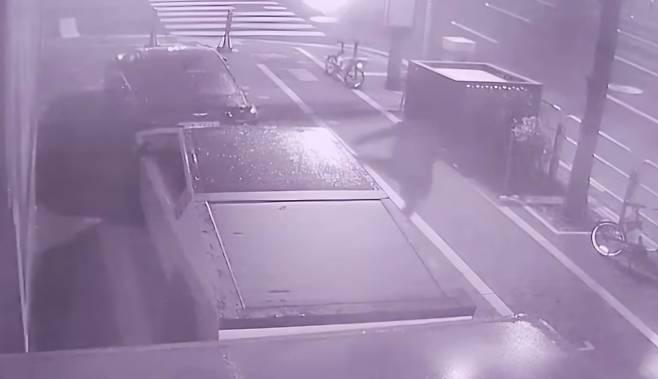 사이버트럭을 발로 차는 A씨 [병원 스레드 캡처. 재판매 및 DB 금지]