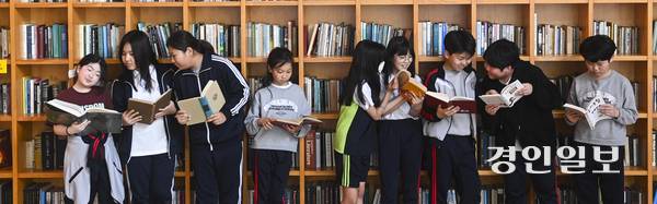세계 책의 날인 23일 오후 파주시 지혜의 숲에서 출판문화도시 내 대안학교 학생들이 대형 책장 앞에서 책을 읽고 있다. 2025.4.23 /이지훈기자 jhlee@kyeongin.com
