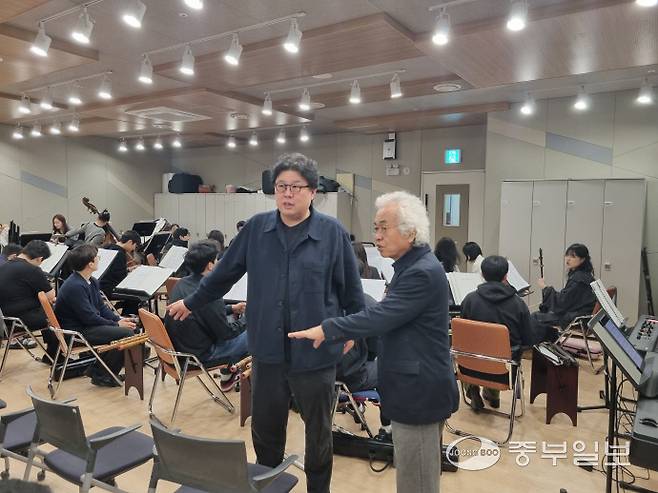 박범훈 감독이 합동 공연 연습에서 연출을 지도하고 있다. 이준도기자