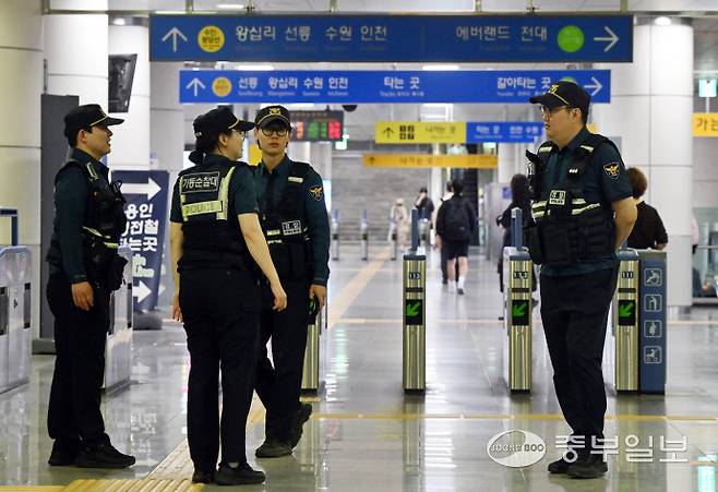 수도권 전철 수인분당선 기흥역에 폭탄을 설치했다는 내용의 온라인 게시글이 올라와 경찰이 작성자 추적에 나선 23일 오후 용인시 기흥역 일대에서 경찰이 수색 등 경계활동을 강화하고 있다. 김경민기자