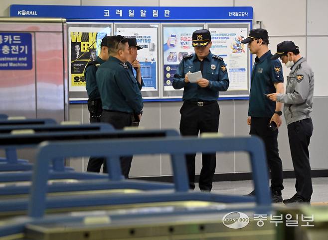 수도권 전철 수인분당선 기흥역에 폭탄을 설치했다는 내용의 온라인 게시글이 올라와 경찰이 작성자 추적에 나선 23일 오후 용인시 기흥역 일대에서 경찰이 수색 등 경계활동을 강화하고 있다. 김경민기자