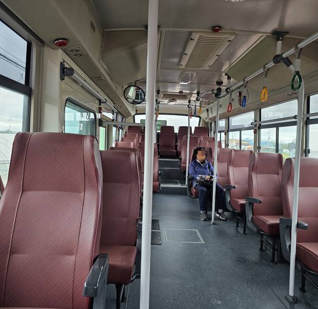 22일 나주시 산포면 시녀울정류장에 3시간 50분께만에 도착한 마을버스 22번에는 승객 한 명이 탑승해 있었다.