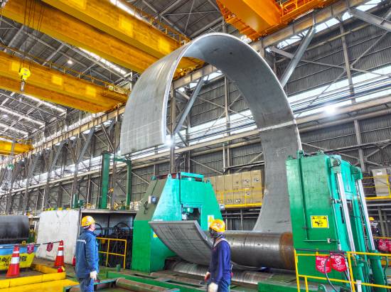 SK오션플랜트 공장에서 해상풍력 하부구조물의 기초 기자재인 후육강관을 제작하고 있는 모습.사진제공=SK오션플랜트