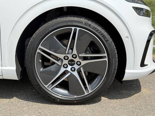 제네시스 GV60 퍼포먼스 AWD 모델에 장착된 21인치 미쉐린타이어./사진=백유진 기자 byj@