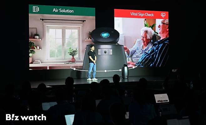 최성환 SK네트웍스 사업총괄 사장이 23일 서울 광진구 그랜드워커힐호텔에서 열린 AI 웰니스 로보틱스 브랜드 나무엑스(NAMUHX) 브랜드 론칭 쇼케이스에서 웰니스 로봇을 공개하고 있다./사진=이명근 기자 qwe123@